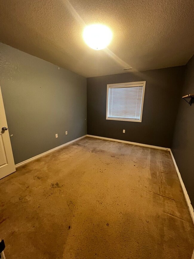 Building Photo - Charming Townhome, Prime Location, Cozy Li...
