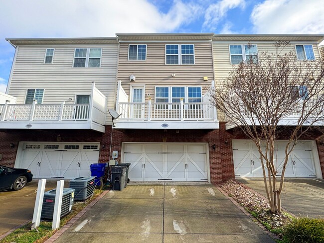 Building Photo - Beautiful And Spacious 3 Bed 3.5 Bath Interior Brick Townhome With Balcony In Hastings Marketplace