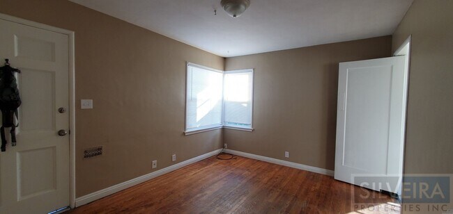 Building Photo - m-300