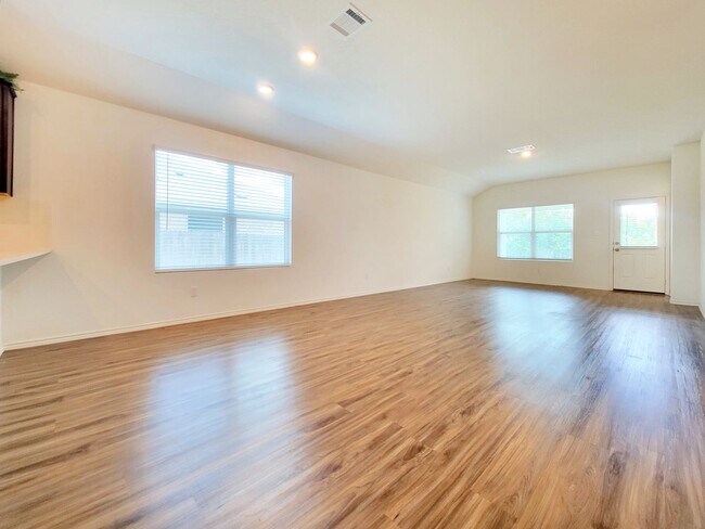Building Photo - Modern & Spacious 3BR/2BA Home with Covere...