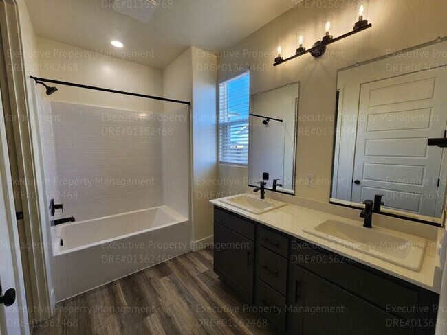Building Photo - 4 bedroom/ 3 bathroom split-wing home.