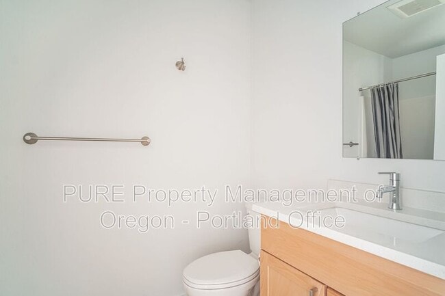 Building Photo - 5878 N Harvard St