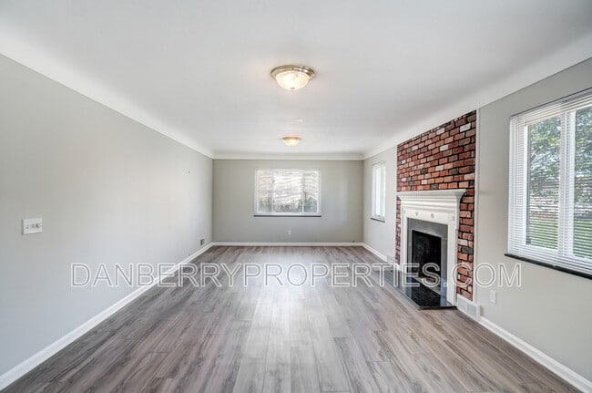 Building Photo - 1133 N Byrne Rd