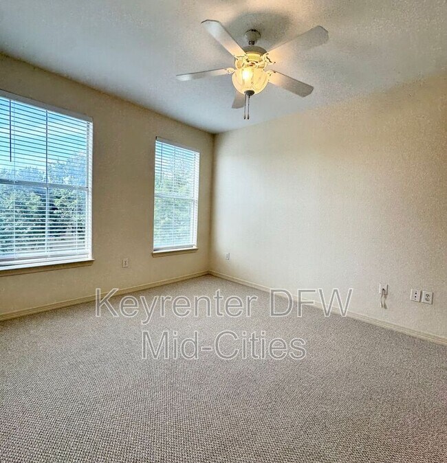 Building Photo - 330 E Las Colinas Blvd