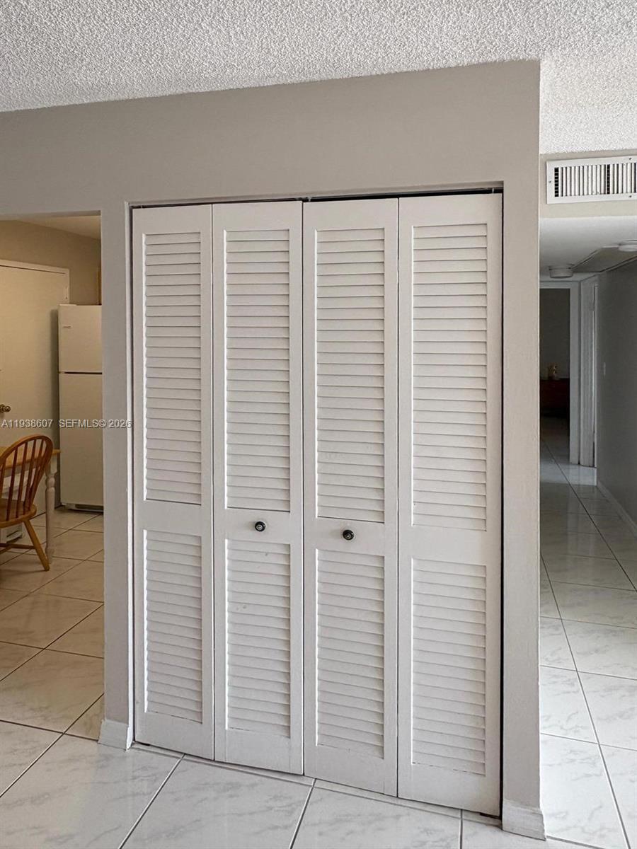 Building Photo - 401 Golden Isles Dr