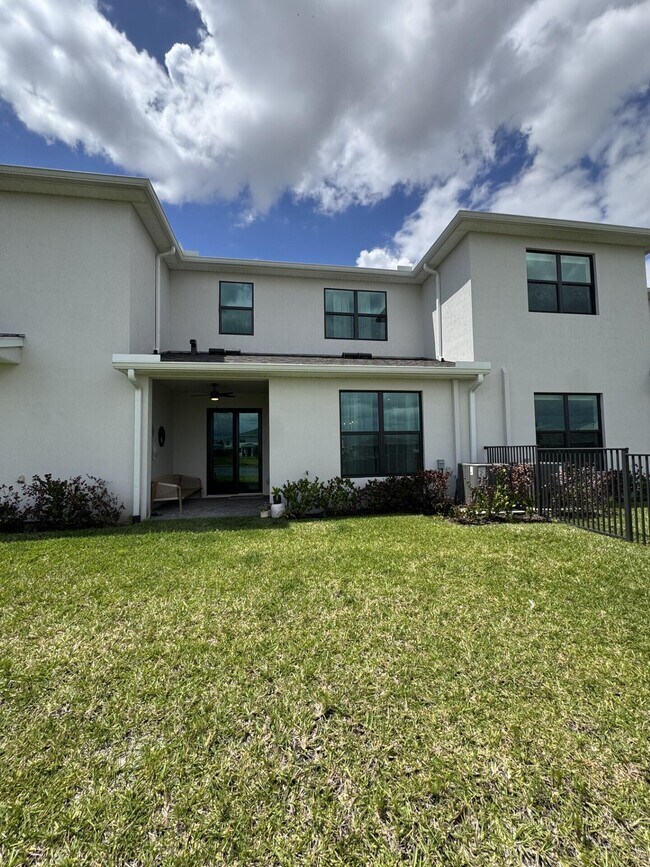 Building Photo - 14083 SW Thorens Dr