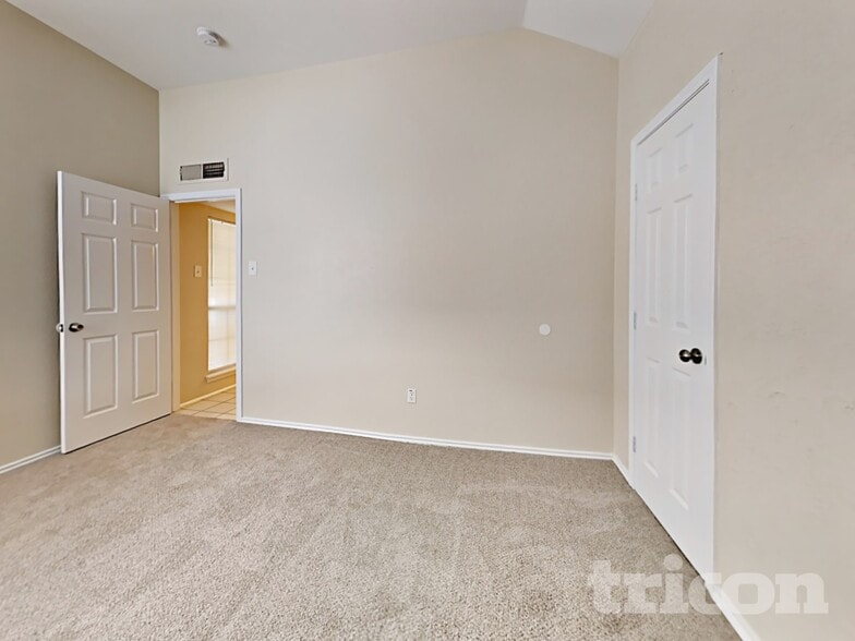 Building Photo - 7811 Bluff Trail Dr