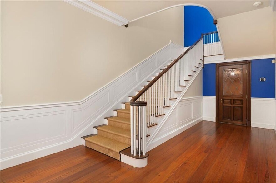 Building Photo - 72 Manning St