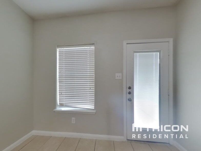 Building Photo - 2123 Golden Topaz Dr