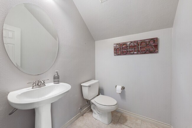 Building Photo - 400 Forest Dr Loop