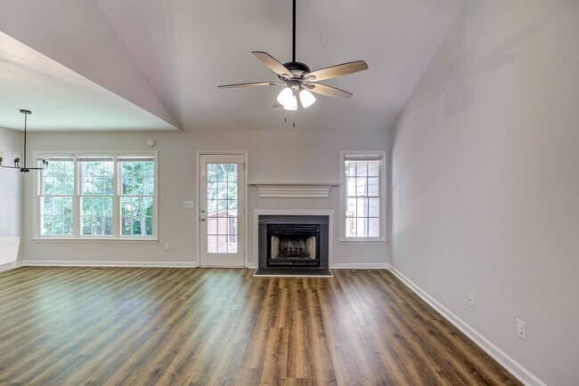 Building Photo - Charming 3 Bedroom Home