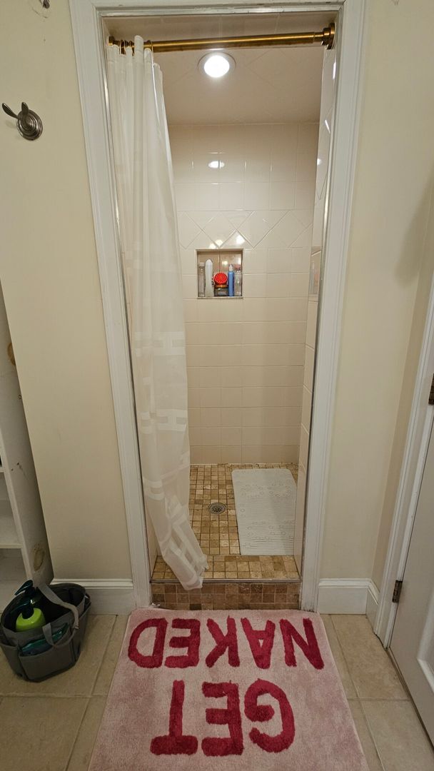 Building Photo - Prime BC Location, Recently Renovated, Cen...
