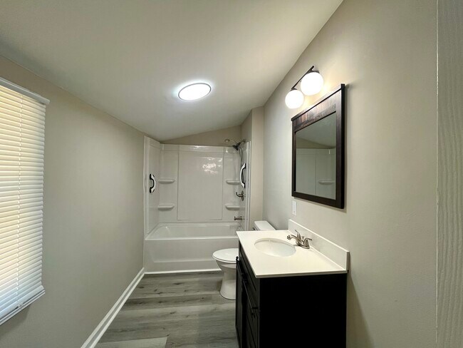 Building Photo - 812 Evening Shade Ln