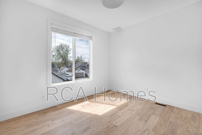 Building Photo - 1225 Hoyt Ave