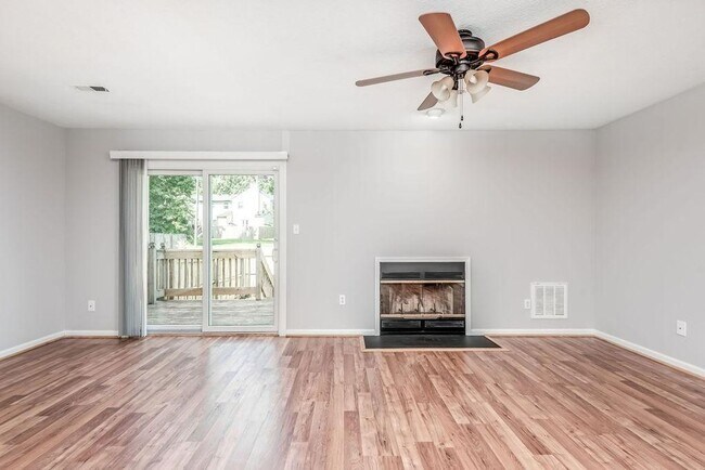 Building Photo - Live Comfortably in Williamsburg! Spacious...