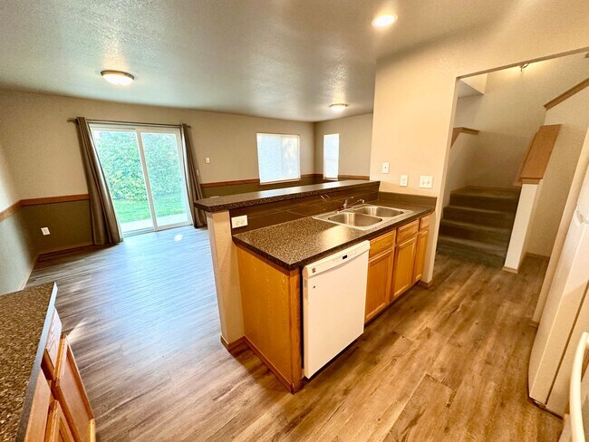 Building Photo - Updated Townhouse in Ellenbsurg