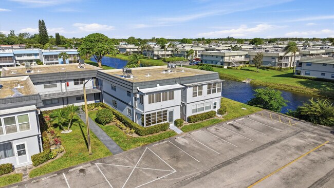 Building Photo - 384 Saxony Trail