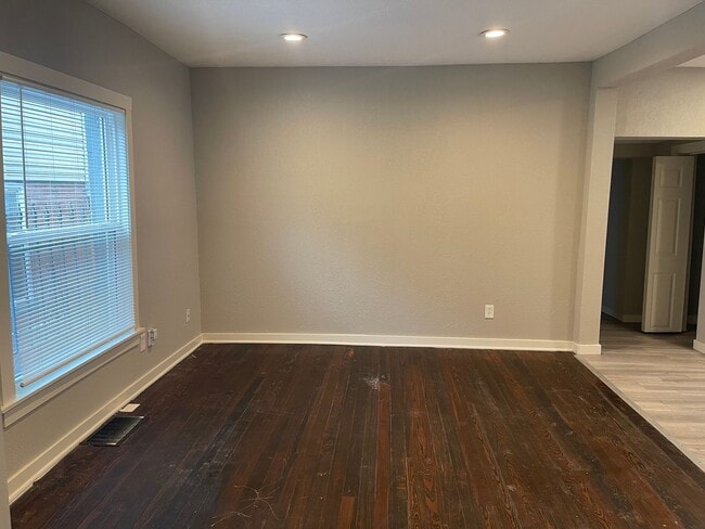 Building Photo - Huge 4 Bedroom house for rent !!!!!!