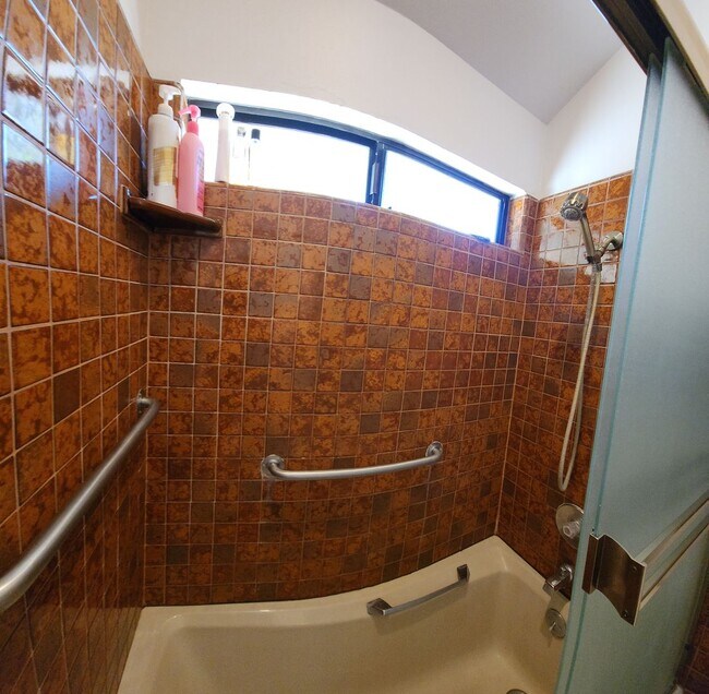 Building Photo - Furnished 3 bed 2.5 bath close to Poly.