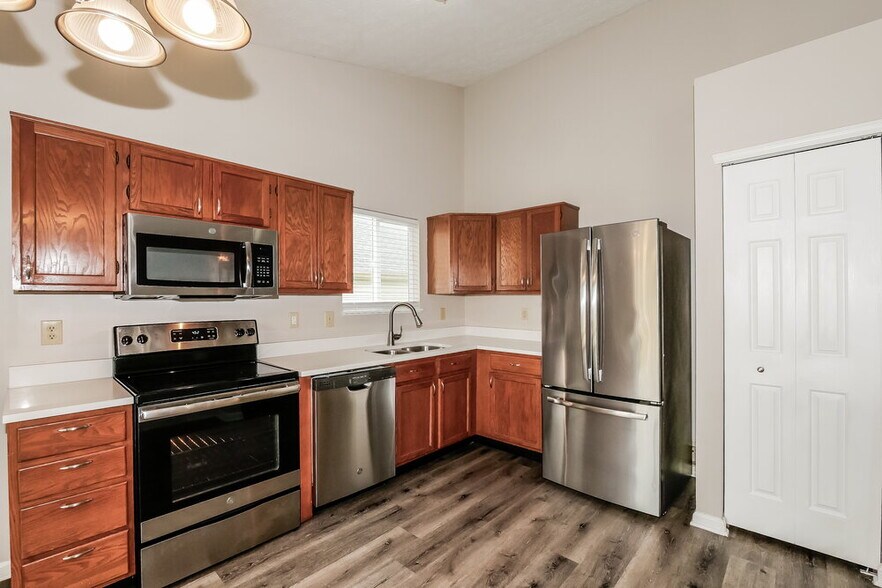 Building Photo - 10708 Tanbark Dr