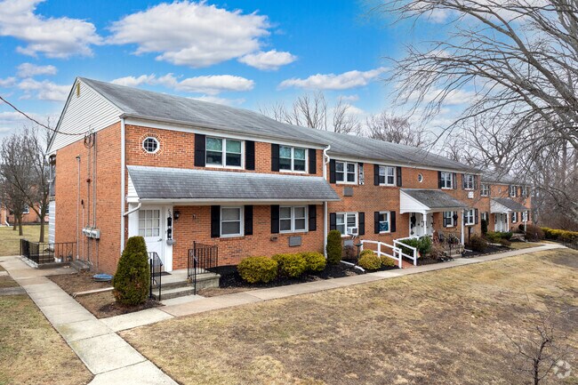 Building Photo - 11 Sunnybrook Rd