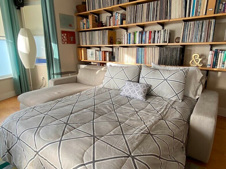 Full Size Pull out Sofa in Living Room - 1171 Oak St
