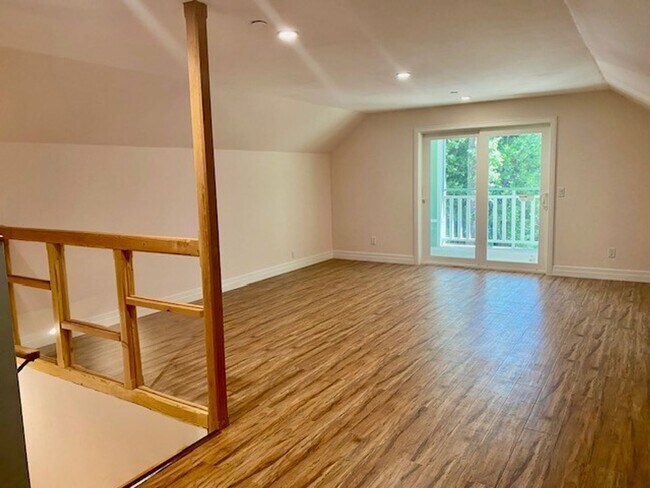 Building Photo - Rural, private 2-story Home