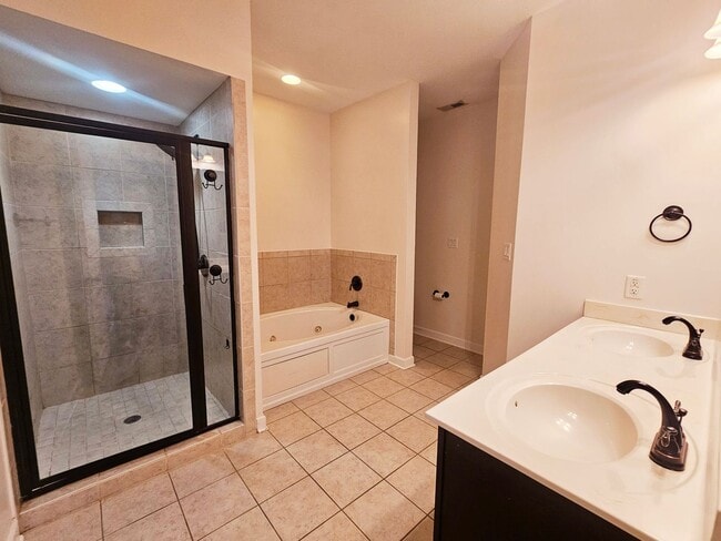 Building Photo - Townhouse  At West Park Place