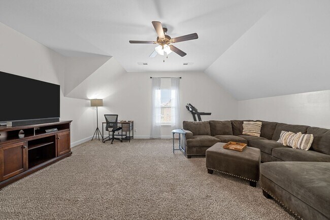 Building Photo - Pet Friendly Four Bedroom with Bonus!