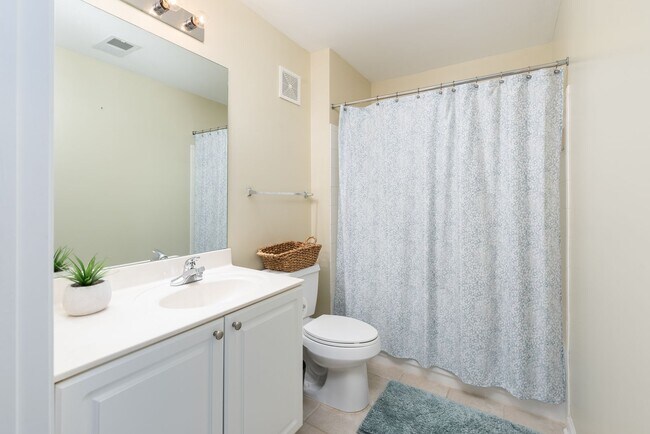 Building Photo - 3 Bedroom Flat, End unit Apartment - Available at Woodlands with $500 deposit. Ask your leasing a...