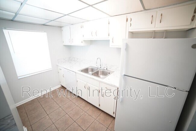Building Photo - 2325 W Pensacola St