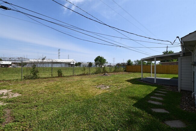 Building Photo - 10946 Fullerton Dr