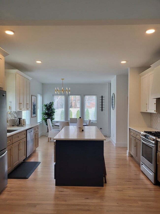 Building Photo - Furnished home in Lincoln Heights