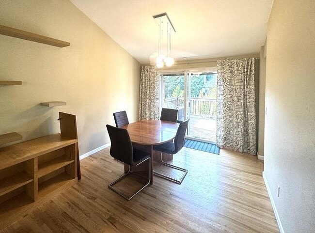 Building Photo - 3 bedroom in Bellevue WA 98006