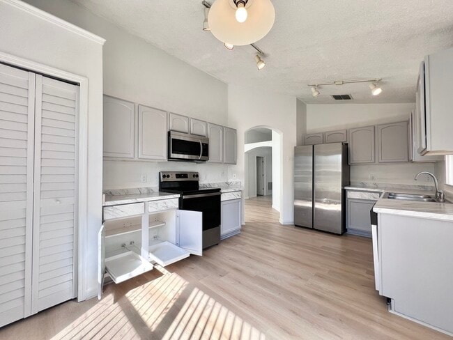 Building Photo - Beautifully Updated 3 bedroom 2 bath home ...