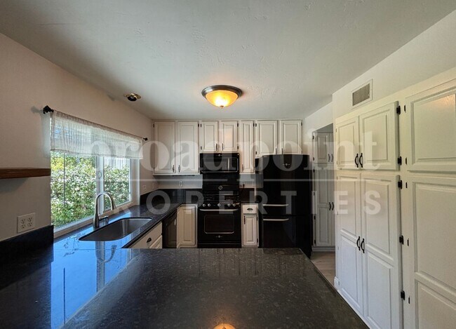 Building Photo - 1500 Via Dorado