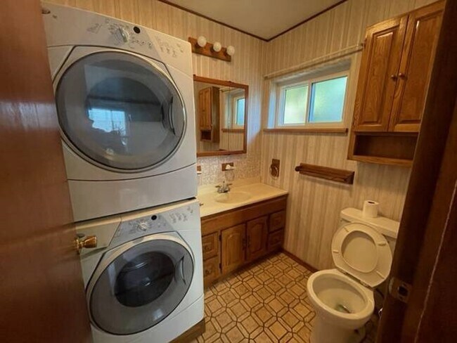 Lower 1/2 bath - 3352 Larga Ave