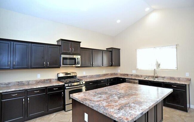 Building Photo - Amazing 2-Story Home