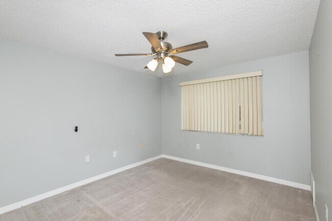 Building Photo - 12111 Meadowbrook Ln