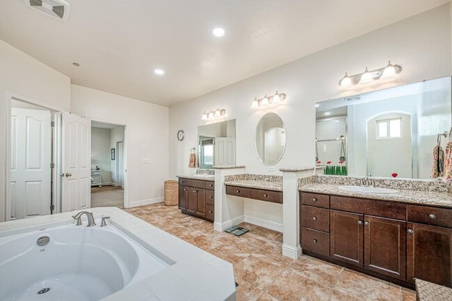 Building Photo - 10509 N Sierra Vista Ave