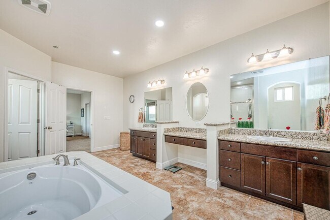 Building Photo - Spacious Home on Oversized Lot with Pool and Solar!
