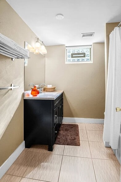 Building Photo - 4025 Chowen Ave S