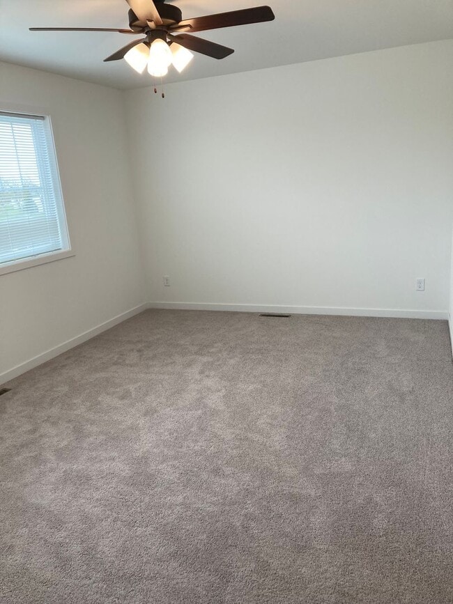 Building Photo - 4 Bed 2 Bath Single Family Home