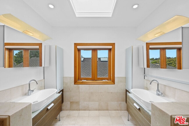 Building Photo - 9033 Cresta Dr