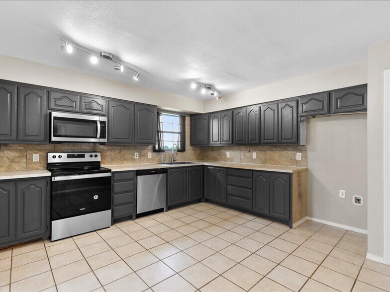 nice gray cabinets - 9395 Green Springs Cir