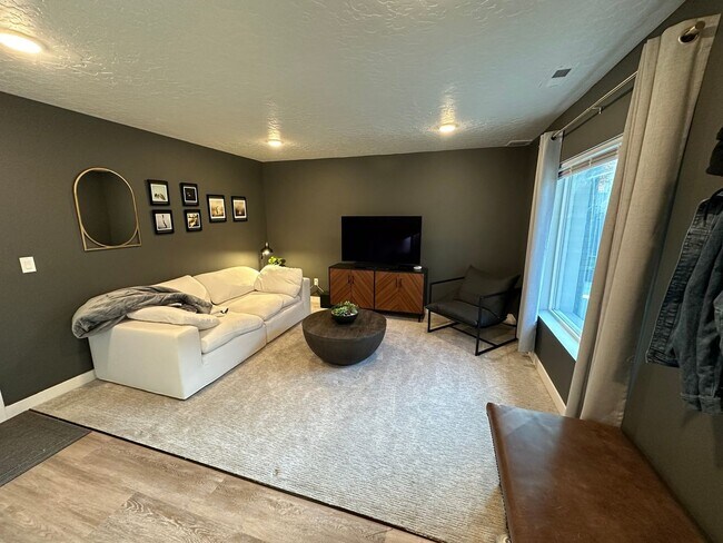 Building Photo - Charming 2BR Townhome in Centerville