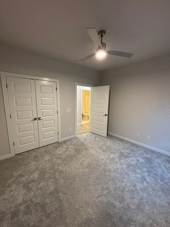 Building Photo - 3812 SW Pinecrest Dr