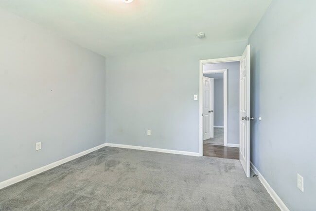 Building Photo - Pet Friendly Mid-Century Modern 4/Bedroom,...