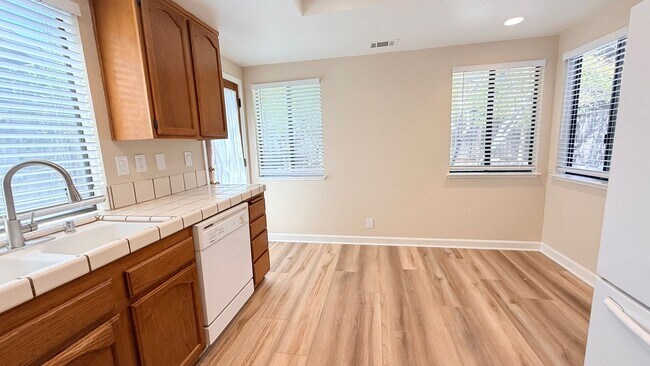 Building Photo - 1100 Sunshine Cir