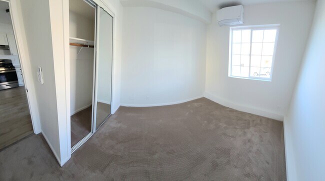 Building Photo - 2215 Rivera St